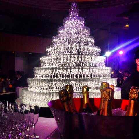 Oui, some champagne, s'il-vous plait