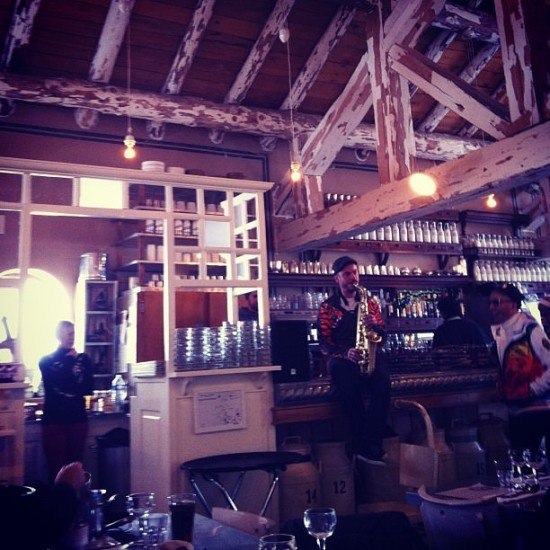 A special performance by Kelly at La Fruitiere