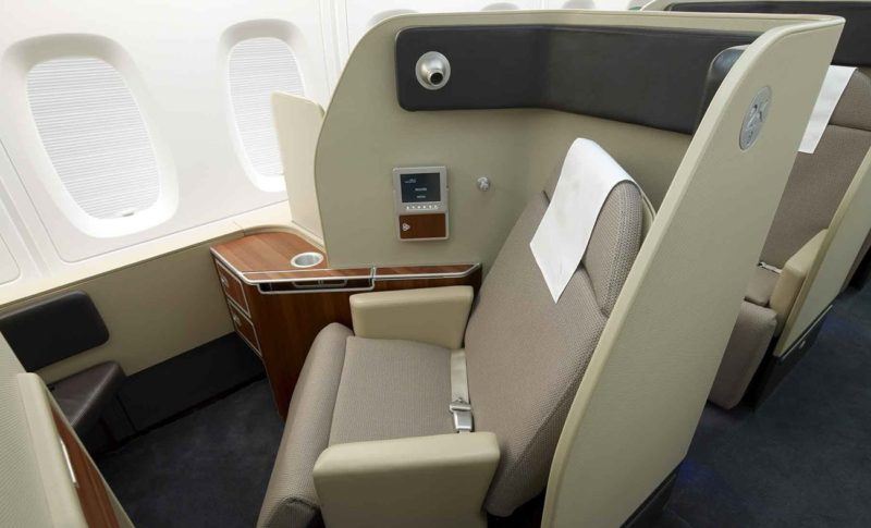 flight review qantas first class 380 dubai to london first class suite 1300